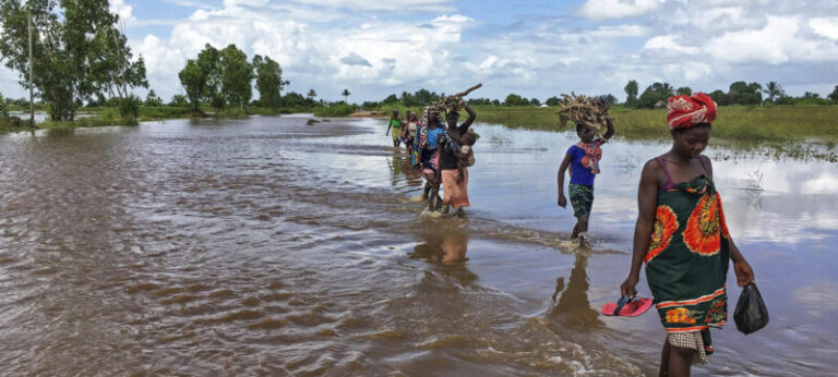 Famílias continuam a abandonar zonas de risco em Sofala