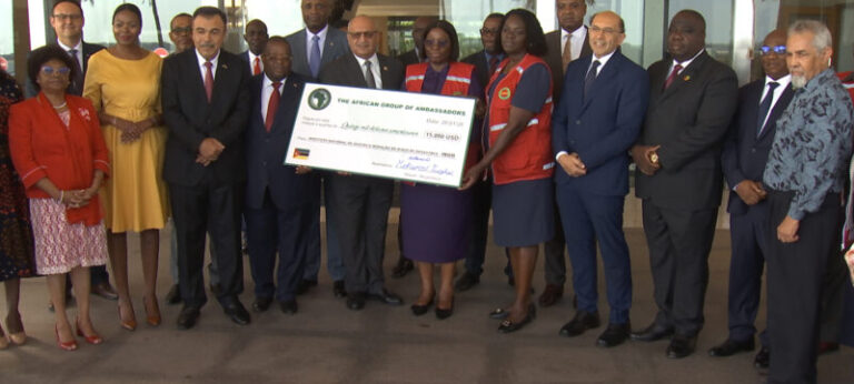 Embaixadores africanos doam 15 mil dólares para vítimas das cheias no país