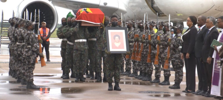 Corpo de Luísa Diogo chega à cidade de Maputo