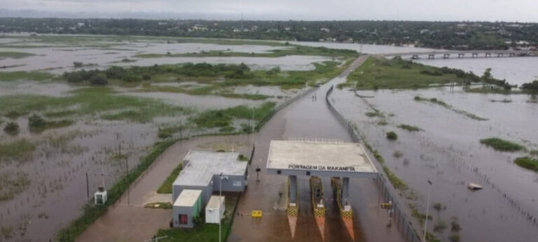 Macaneta isolada da vila de Marracuene devido ao transbordo do rio Incomáti