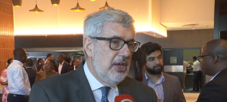 Brasileiros organizam apoio para vítimas de inundações no país